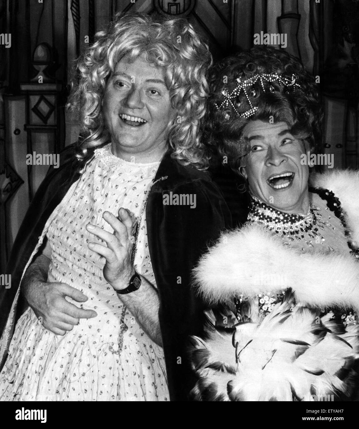 Stanley Baxter (droite) étoiles comme une pantomime dame au Kings Theatre, Glasgow, Ecosse, le 9 décembre 1983. En photo avec le journaliste Colin Bell. Banque D'Images