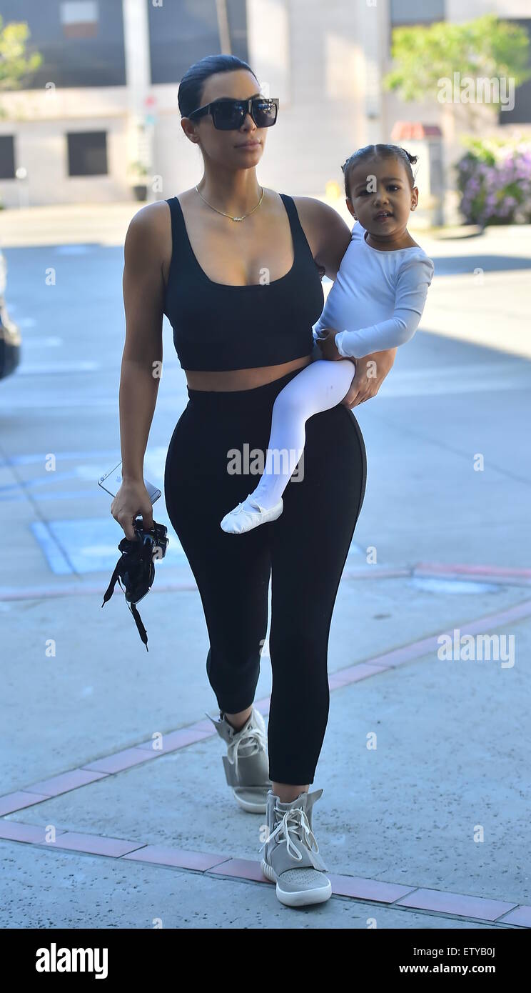 Kim Kardashian est de retour pour des cheveux noirs comme elle et à leurs  enfants à prendre Kourtney ballet à Woodland Hills. Kim sporting une paire  de baskets Adidas Boost Yeezy conçu