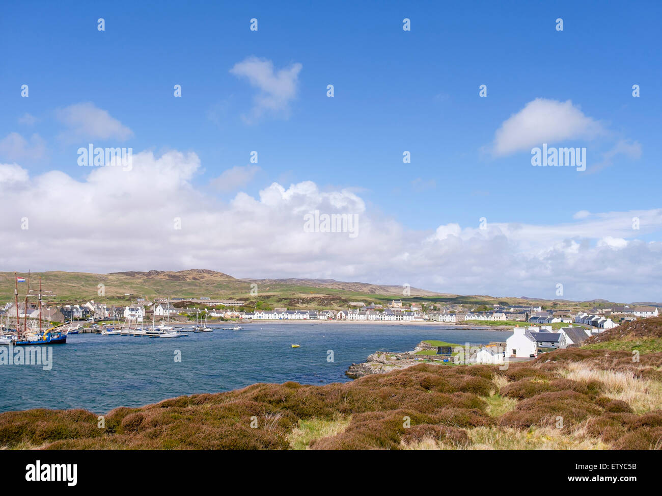 Vue sur port dans Leodamais Bay. Port Ellen, Isle of Islay, ARGYLL & BUTE, les Hébrides intérieures, Écosse, Royaume-Uni, Angleterre Banque D'Images