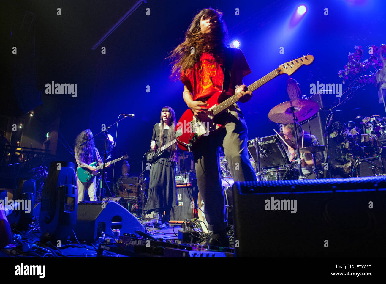 Basé à Londres, le groupe de rock japonais Bo Ningen en concert à l'Apollo, Manchester Le 16 juin 2015. Banque D'Images