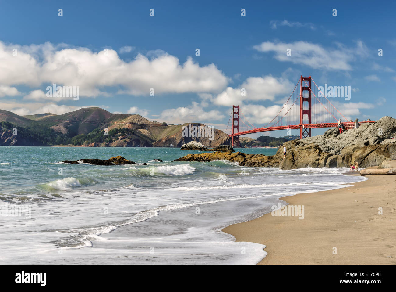 Baker Beach et Golden Gate Bridge contre le ciel magnifique à San Francisco Banque D'Images