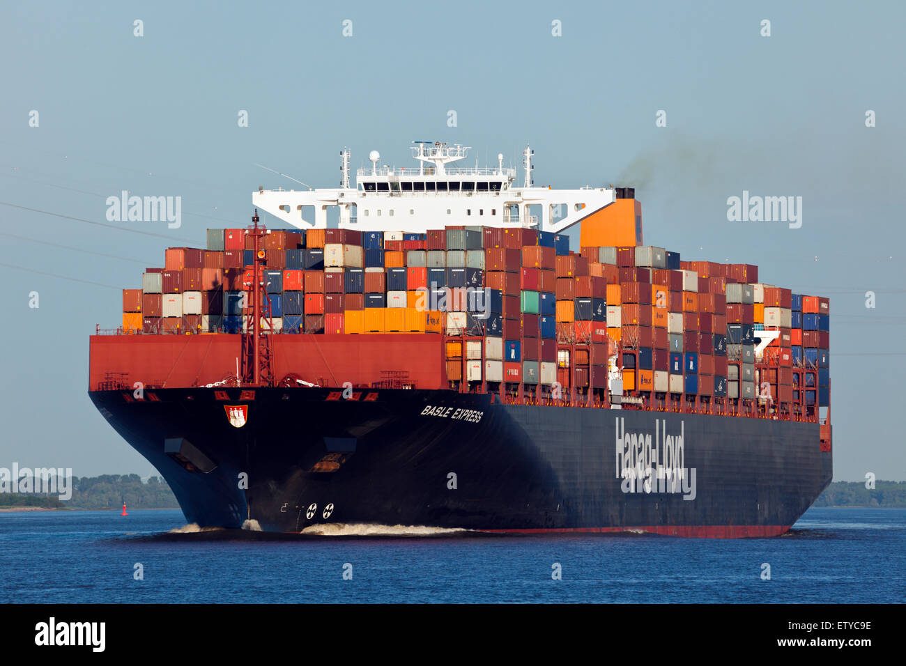 Porte-conteneurs Bâle express, exploité par Hapag-Lloyd, sur l'Elbe près du Stade Banque D'Images