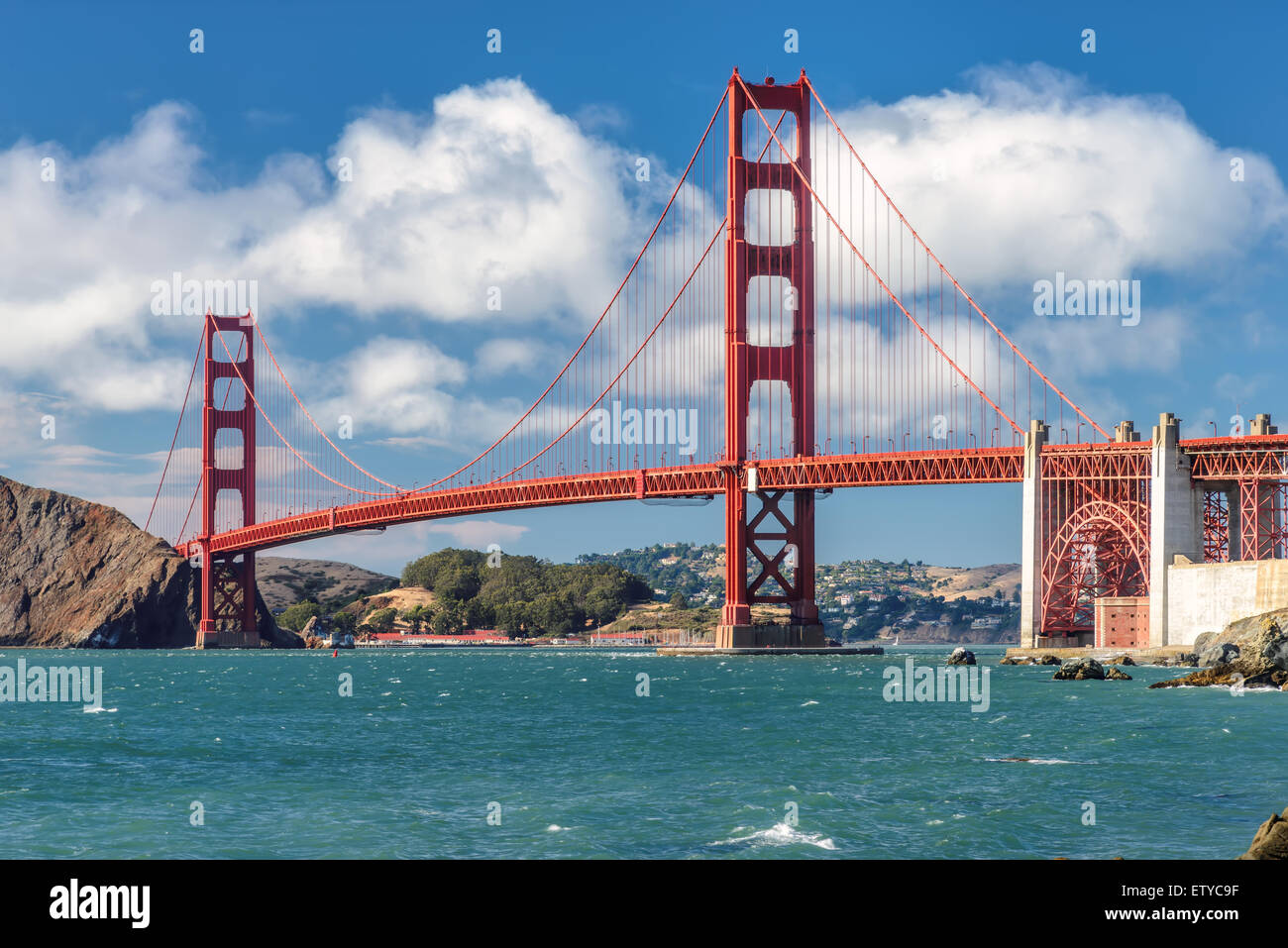 Golden Gate Bridge à San Francisco contre le beau ciel Banque D'Images