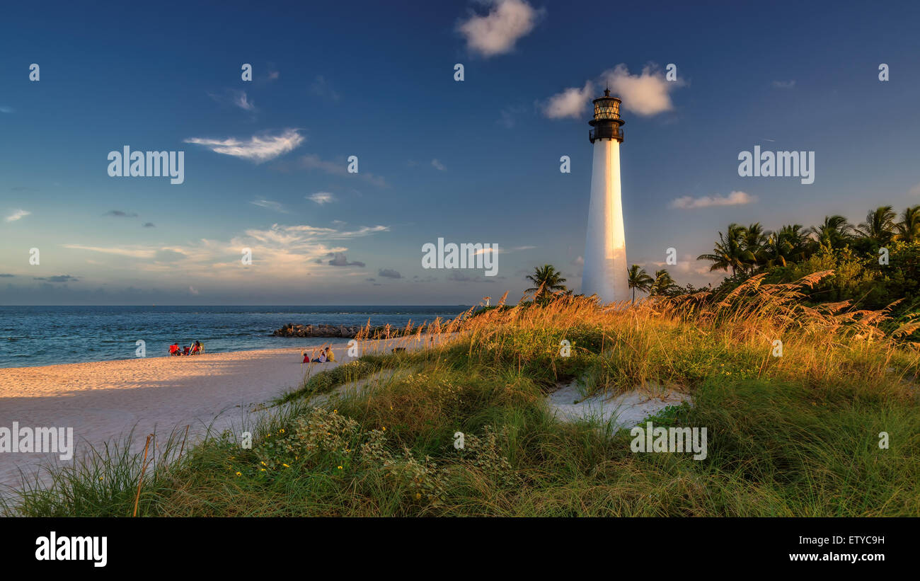 Le phare sur la plage au coucher du soleil, le phare de Cape Florida, Bill Baggs Cape Florida State Park, Florida, USA Banque D'Images