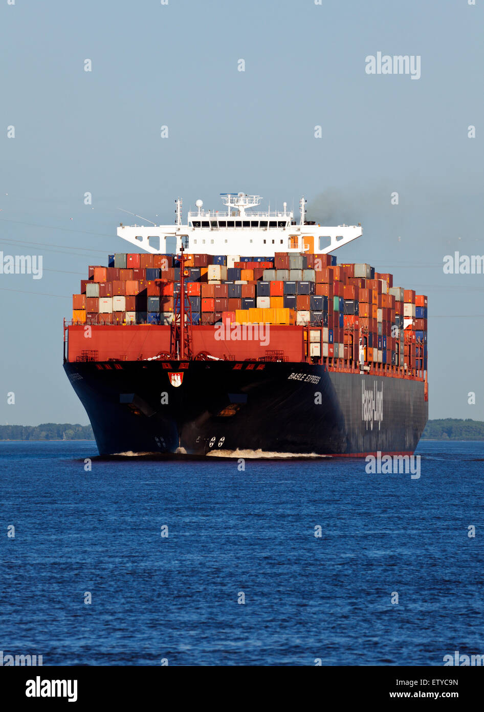 Porte-conteneurs Bâle express, exploité par Hapag-Lloyd, sur l'Elbe près du Stade Banque D'Images