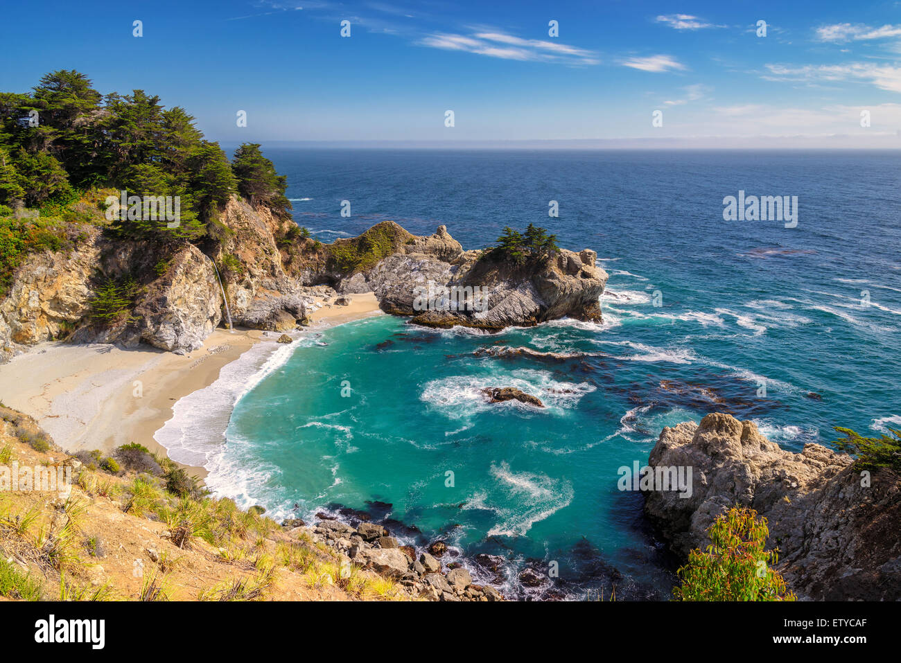 Belle plage et tombe sur la côte Pacifique, Julia Pfeiffer Beach, Big Sur. La Californie, USA Banque D'Images