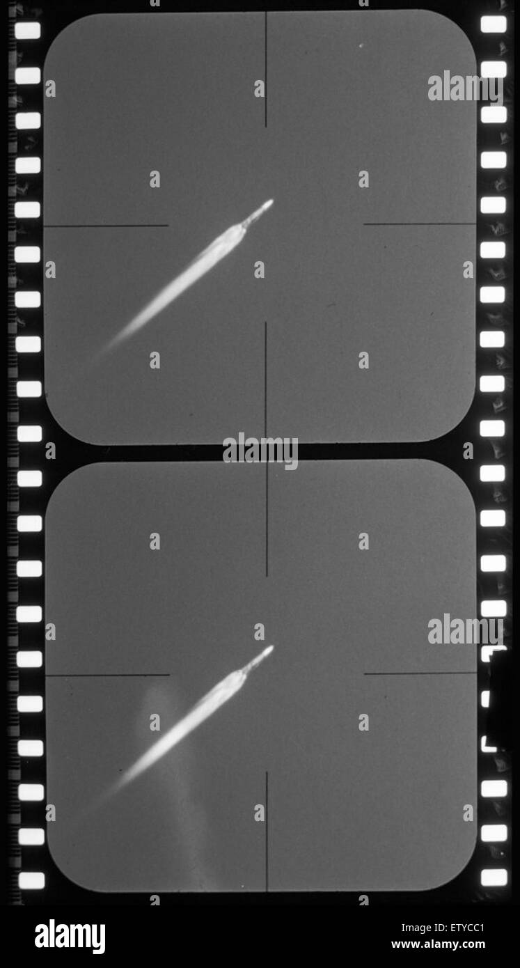 Atlas 13A, in Flight Details 13A ; TEST 449 est un enregistrement détaillé d'un vol d'essai de missile Atlas, mettant en évidence des détails de vol spécifiques et des données expérimentales. L'image documente les aspects techniques de l'essai et donne un aperçu des phases de développement et d'essai de la technologie des missiles. Banque D'Images