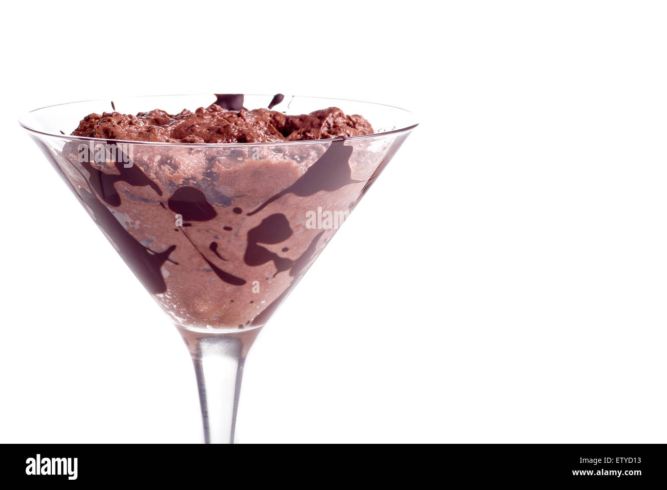 Personne ne la photographie gastronomique verre brun doux dessert mousse au chocolat garnir de crème foncé indulgence alimentaire focu, Isolated on white Banque D'Images