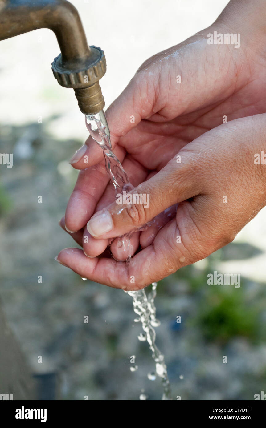 Mains que de recueillir l'eau d'un robinet Banque D'Images