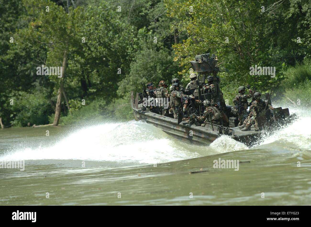 US Navy SEAL Special Warfare Combatant craft commandos affectés à l'équipe de bateau spécial 22 rehears l'insertion et l'extraction clandestine au cours de techniques d'exercice de tir réel le long de la rivière Salt le 24 août 2007 à Fort Knox, Kentucky. Banque D'Images