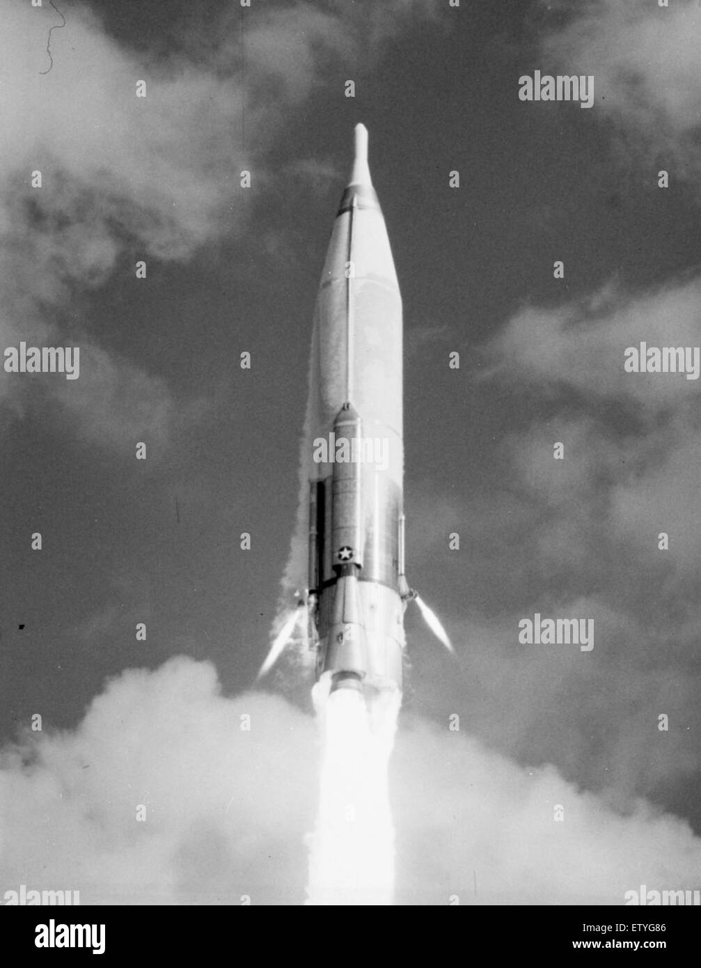 Atlas 15D était un lanceur utilisé pour diverses missions satellitaires. Le test 2105 détaille le processus de lancement et de préparation de cette mission, marquant ainsi un événement clé dans l'exploration spatiale. Banque D'Images