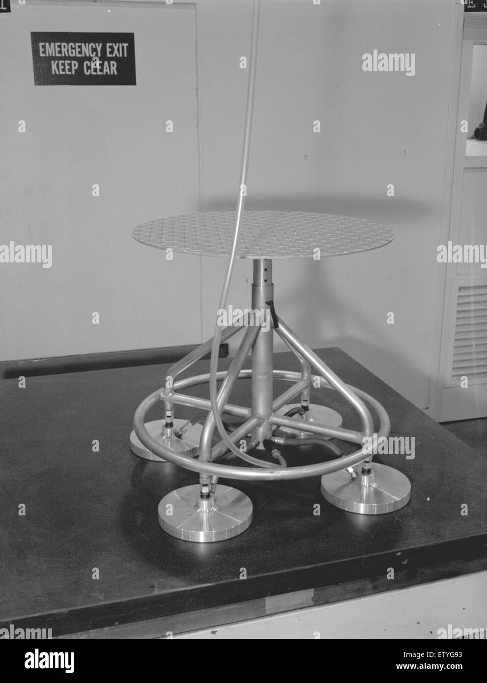 Cette entrée fournit des détails sur le scooter pneumatique, un appareil connu pour son système de roulement à air et table de travail. Il a été développé au début des années 1960, mettant en valeur les avancées dans la conception industrielle et mécanique. Banque D'Images