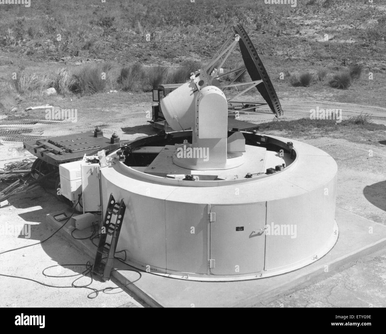 Une vue extérieure de l'antenne radar MOD IV, utilisée dans les applications militaires pour la surveillance et la communication. Cette pièce de technologie représente les progrès réalisés dans les systèmes radar et électroniques au cours du XXe siècle. Banque D'Images