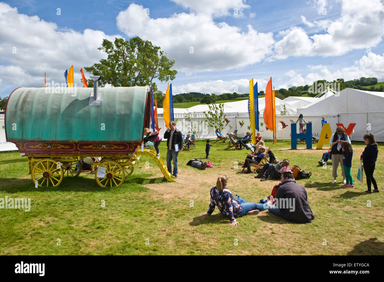 Les visiteurs de vous détendre sur la pelouse autour de proue en tête de caravane Hay Festival 2015 Banque D'Images