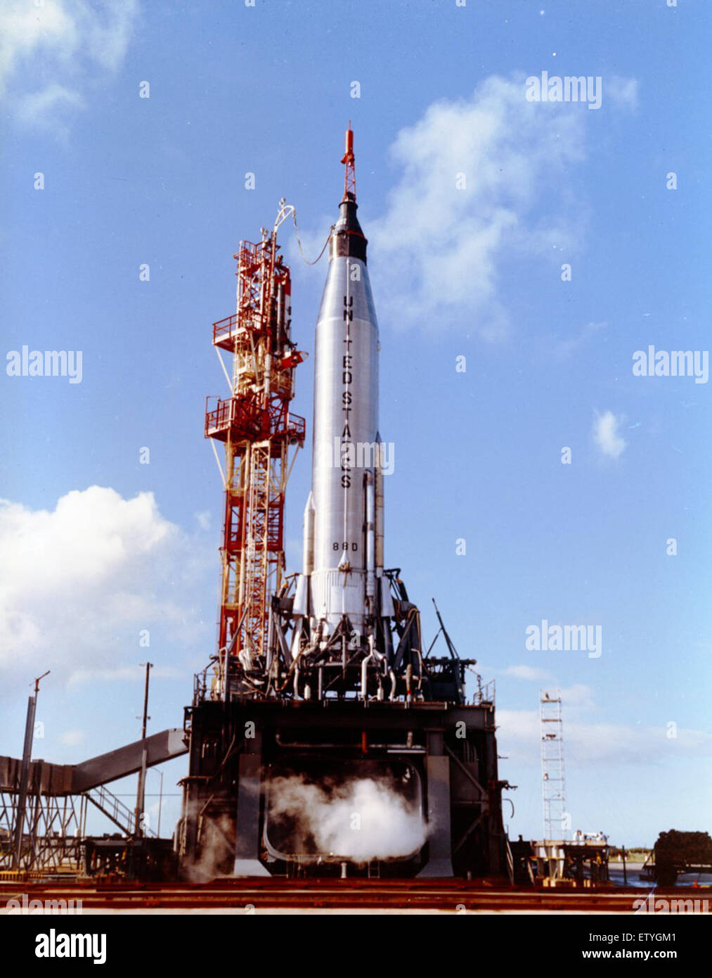 La fusée Atlas 88D, qui fait partie du projet Mercury, a été conçue pour les vols spatiaux habités. Cette image capture la fusée sur son aire de lancement, soulignant son rôle essentiel dans les premières explorations spatiales. La mission visait à envoyer les premiers astronautes américains dans l'espace. Banque D'Images