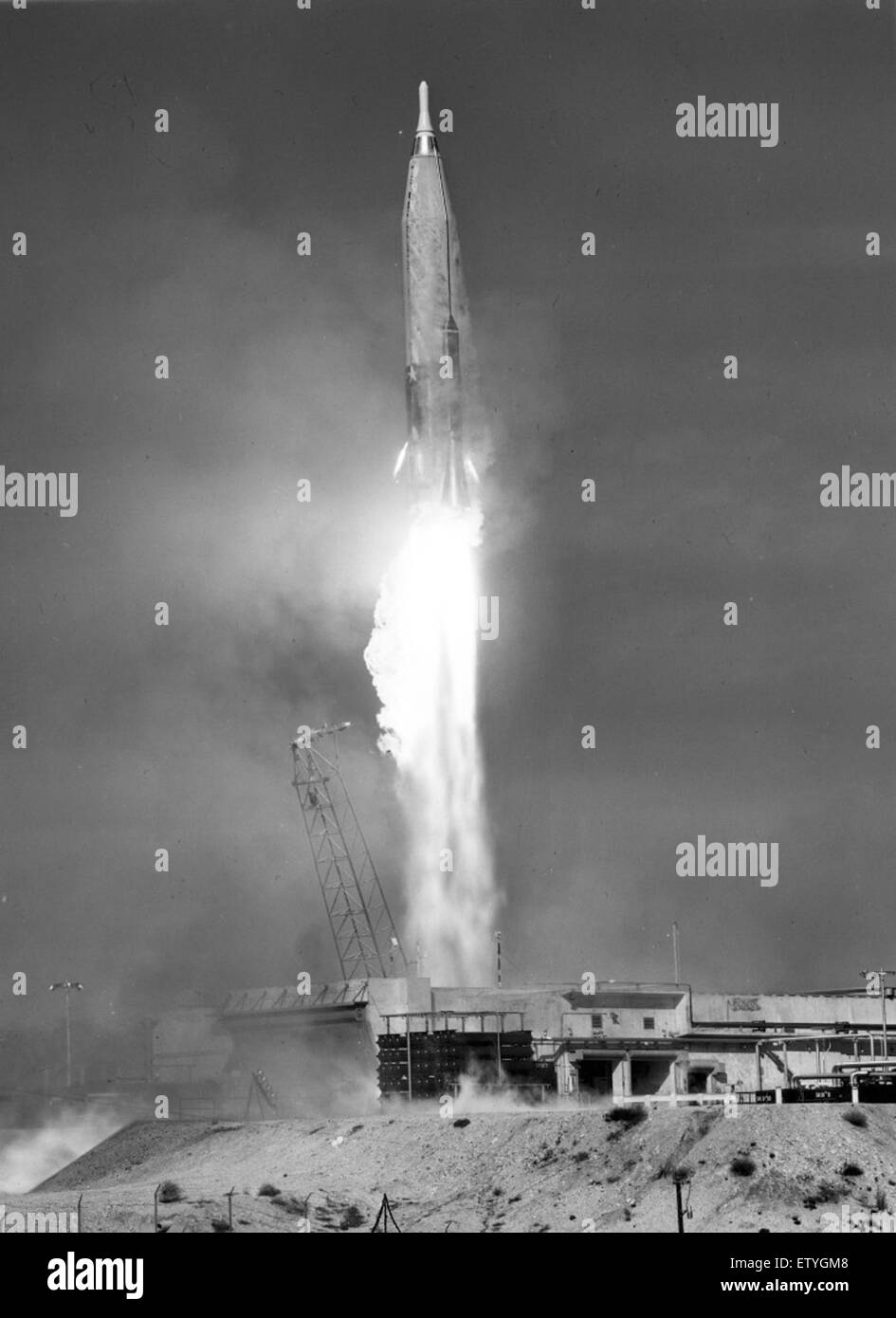 Atlas 99D et le Golden Ram Hot Shot fournissent des détails de transport supplémentaires, en se concentrant sur un véhicule vintage unique et son héritage dans l'histoire du transport routier. Banque D'Images