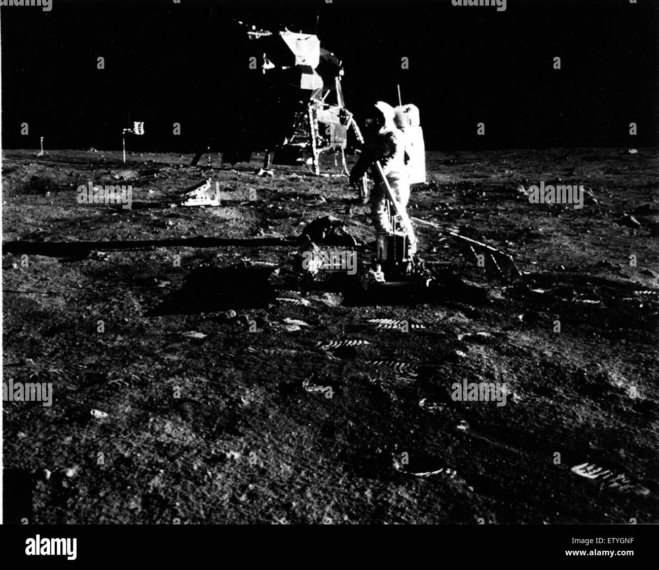L'astronaute Edwin Aldrin, lors de la mission Apollo 11 le 20 juillet 1969, effectue une activité extra-véhicule (EVA) sur la surface lunaire. Ce moment historique a été la deuxième sortie humaine dans l'espace sur la Lune, marquant une réalisation clé dans l'exploration spatiale et le programme Apollo. Banque D'Images