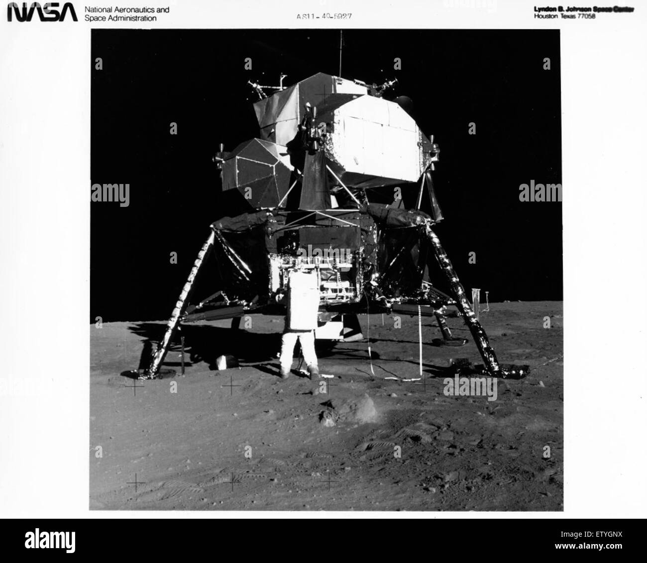 Le module lunaire (LM) EVA de la mission Apollo 11 le 20 juillet 1969, met en vedette l'astronaute Edwin Aldrin lors de son passage au clair de lune historique. Ce moment emblématique a marqué une étape importante dans l'exploration spatiale humaine, Aldrin devenant la deuxième personne à marcher sur la Lune. Banque D'Images