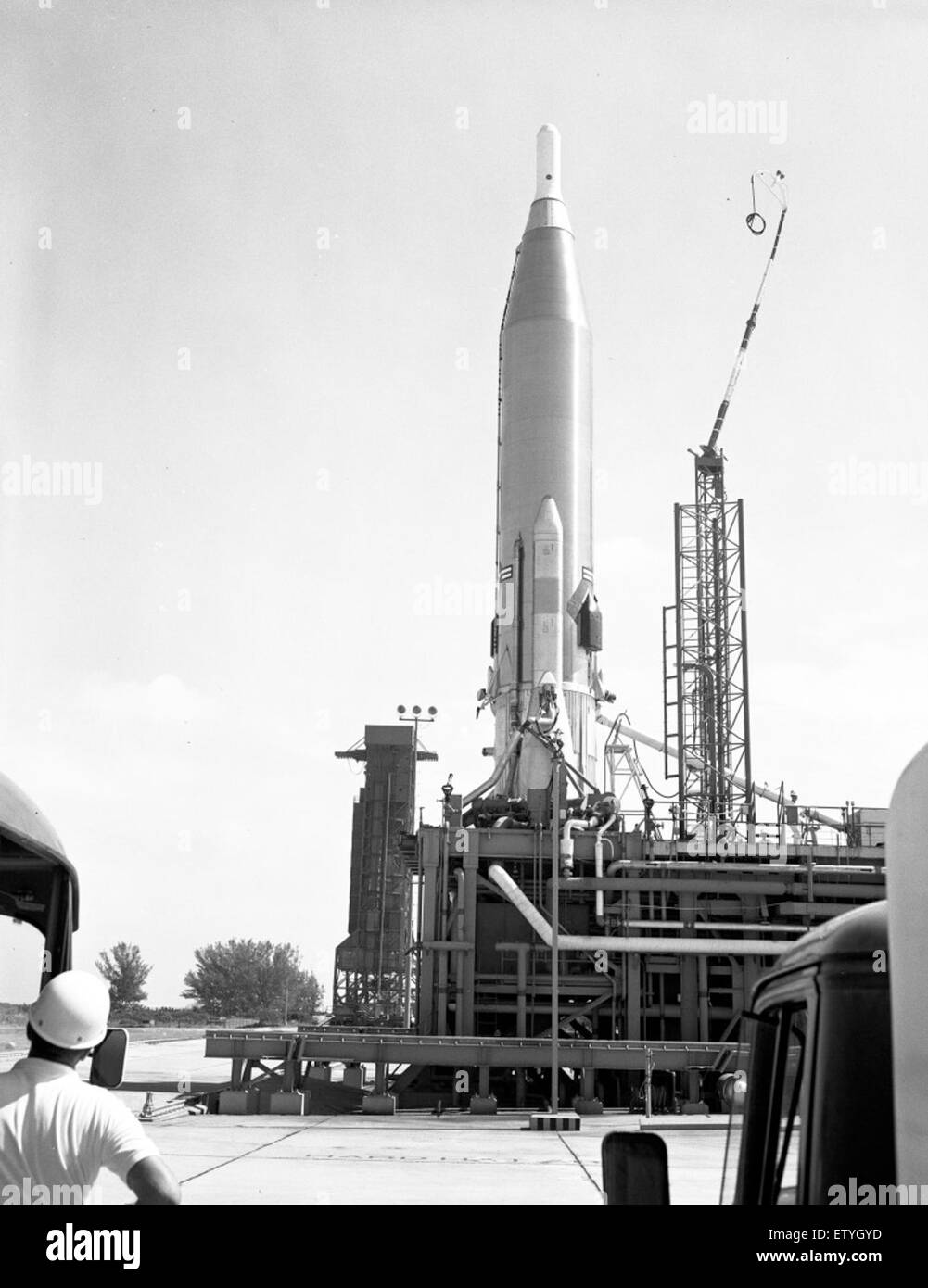 Photographie montrant un missile Atlas positionné sur son aire de lancement, en préparation d'une mission d'essai ou opérationnelle. L'image capture les avancées technologiques des systèmes de missiles de l'ère de la Guerre froide. Banque D'Images