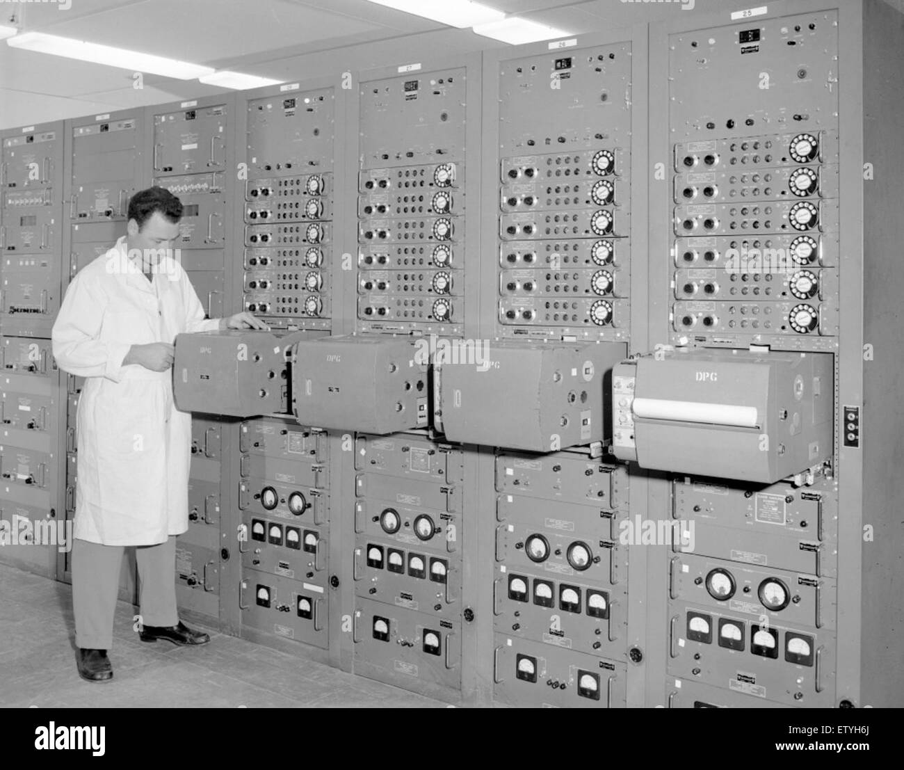Cette image fait référence à l'équipement de traitement de données du 19 août 1959, mettant en évidence les avancées technologiques dans les systèmes informatiques et de contrôle à l'époque. Il sert d'instantané de la technologie du milieu du XXe siècle. Banque D'Images
