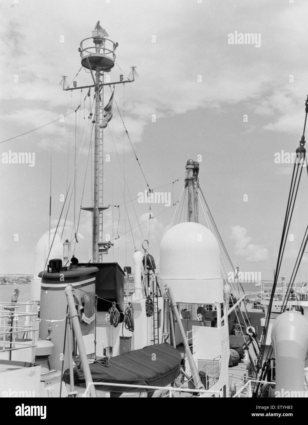 Cette image montre le pont d'un navire équipé de dômes radar et d'antennes de transmission. L'équipement fait partie des systèmes de communication et de navigation du navire, essentiels pour ses opérations en milieu maritime. Banque D'Images
