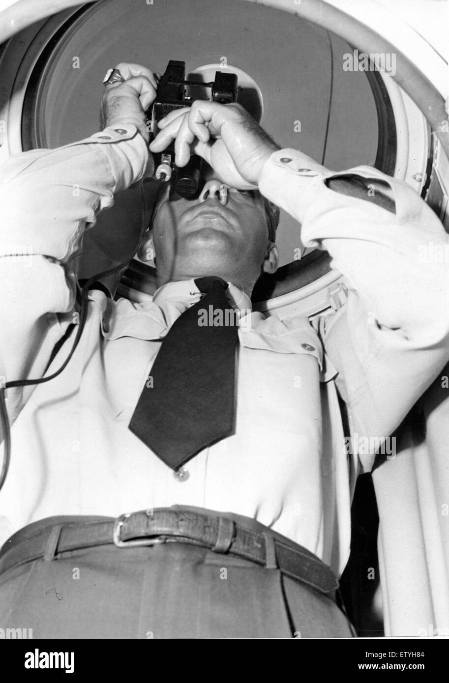 L'image capture une vue à l'intérieur du dôme Astro, montrant l'emplacement du Dohm 00001 Zweng, un instrument ou un objet important dans les études astronomiques. La structure est conçue pour soutenir l'observation et la recherche en navigation céleste ou en activités astronomiques. Banque D'Images