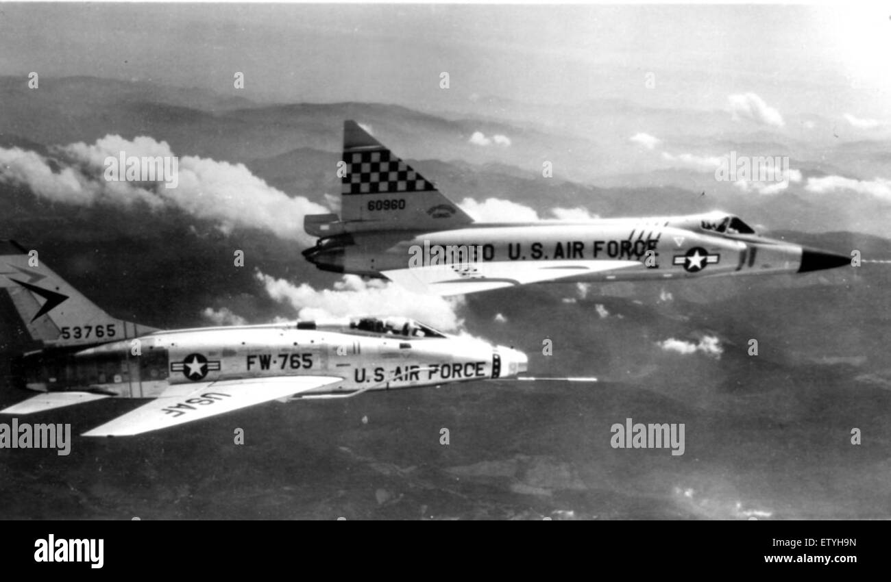 Le F-102A Delta Dagger et le F-100D Super Sabre sont des avions de chasse américains emblématiques de l'époque de la Guerre froide. Le F-102A a été principalement conçu comme intercepteur, tandis que le F-100D a servi de chasseur-bombardier. Les deux avions ont joué un rôle important dans l'US Air Force au cours des années 1950 et 1960 Banque D'Images