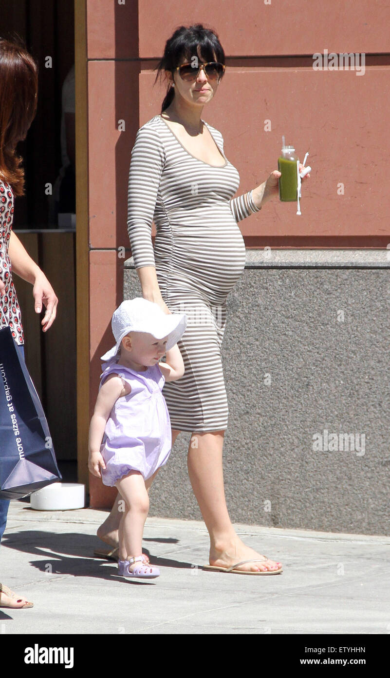 Alec Baldwin prend sa famille shopping in Beverly Hills comprend : Hilaria Baldwin, Carmen Gabriela Baldwin Où : Los Angeles, California, United States Quand : 26 Mar 2015 C Banque D'Images