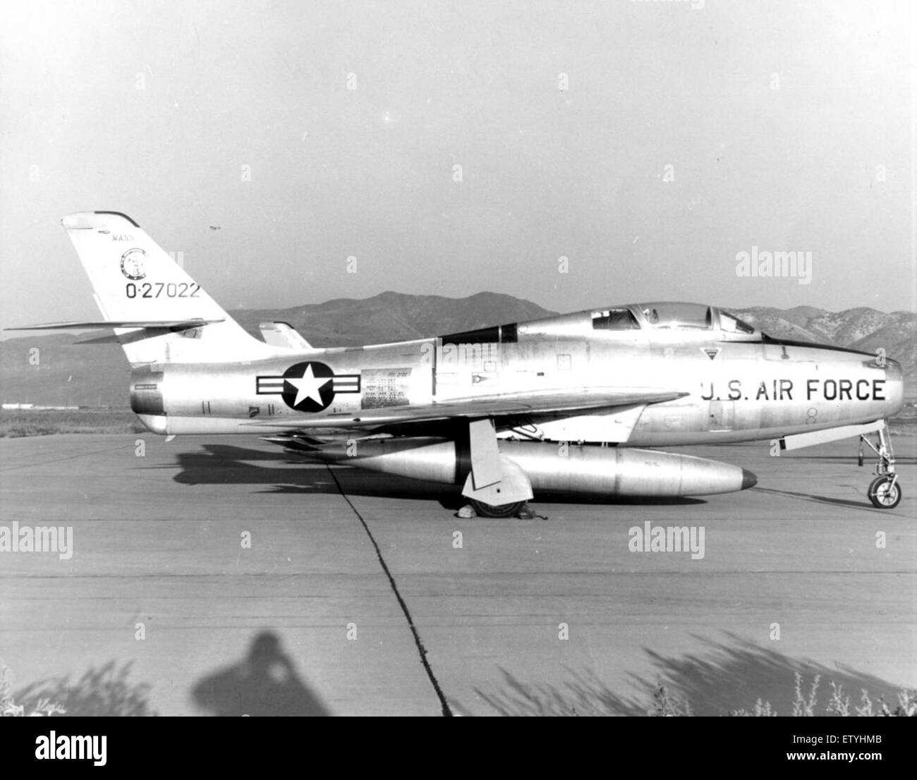 Le F-84F Thunderstreak, photographié par Larry Peterson, est un avion de chasse de la Guerre froide de la Garde nationale aérienne du Massachusetts. Connu pour son rôle dans les missions de chasse tactique, le F-84F a été un élément essentiel de l'armée américaine dans les années 1950 et 1960 Banque D'Images