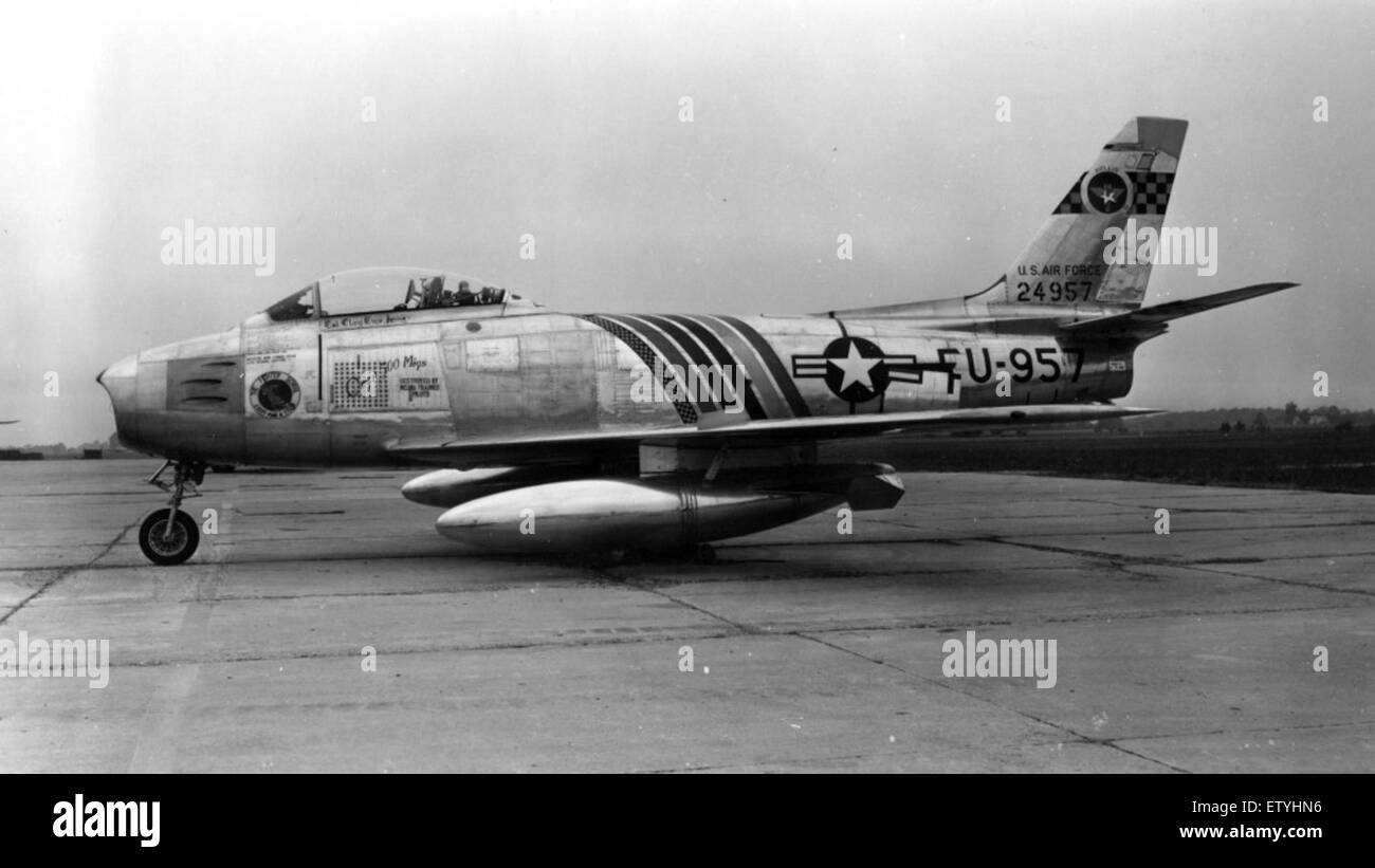 Le F-86-F-30, capturé sur une photo de William Larkins, représente un avion de chasse important de l'époque de la Guerre froide. Le F-86 Sabre était connu pour son rôle dans la guerre de Corée et sa technologie de jet avancée. Banque D'Images
