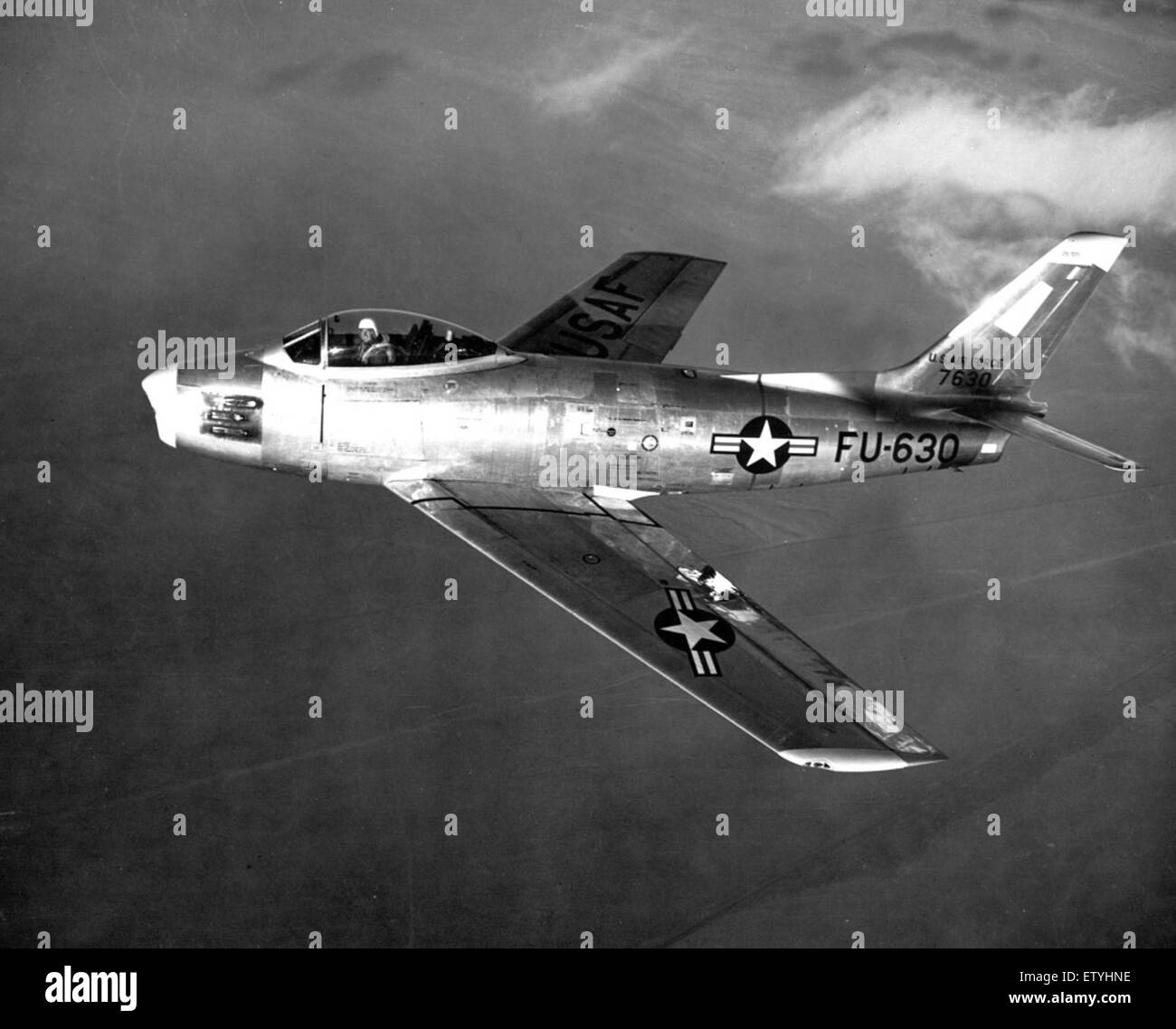 Cette image montre le F-86A Sabre, un avion de chasse à réaction développé par North American Aviation dans les années 1940 Le F-86A a joué un rôle important dans la guerre de Corée et a été l'un des premiers chasseurs à réaction américains à ailes en flèche. Ses performances en combat aérien et son impact sur l'histoire de l'aviation sont encore reconnus aujourd'hui. Banque D'Images Cette image montre le F-86A Sabre, un avion de chasse à réaction développé par North American Aviation dans les années 1940 Le F-86A a joué un rôle important dans la guerre de Corée et a été l'un des premiers chasseurs à réaction américains à ailes en flèche. Ses performances en combat aérien et son impact sur l'histoire de l'aviation sont encore reconnus aujourd'hui. Banque D'Images