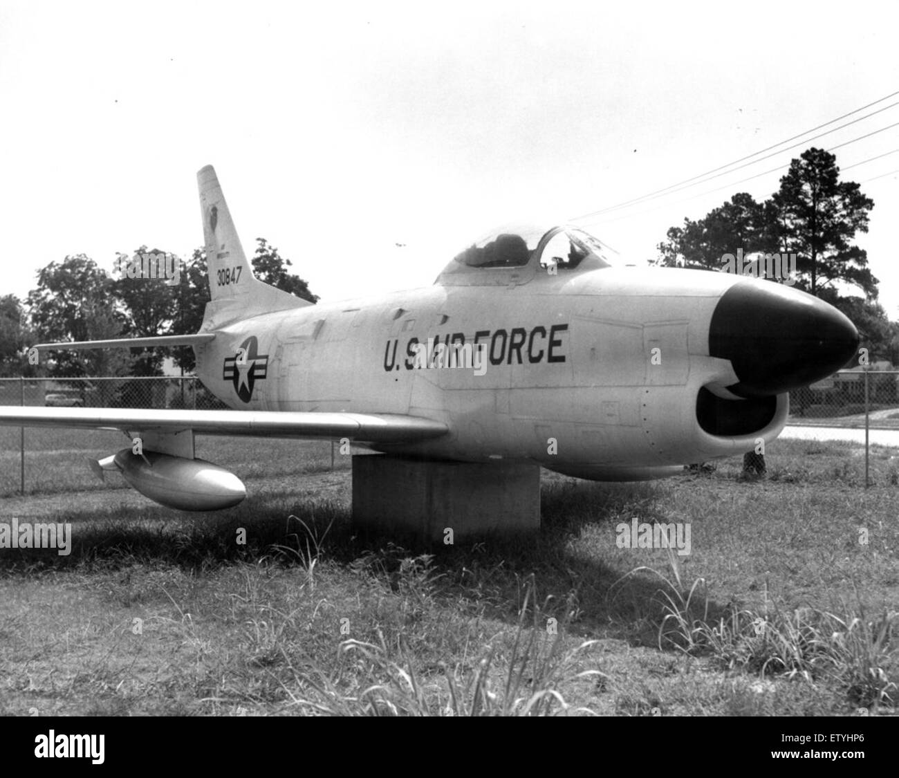 Cette image montre le F-86D Sabre, un chasseur à réaction de l'ère de la Guerre froide. Connu pour ses hautes performances, l'avion a été utilisé par l'US Air Force principalement dans les années 1950 et 1960 Il a joué un rôle clé dans la défense aérienne et les missions d'interception pendant son service. Banque D'Images