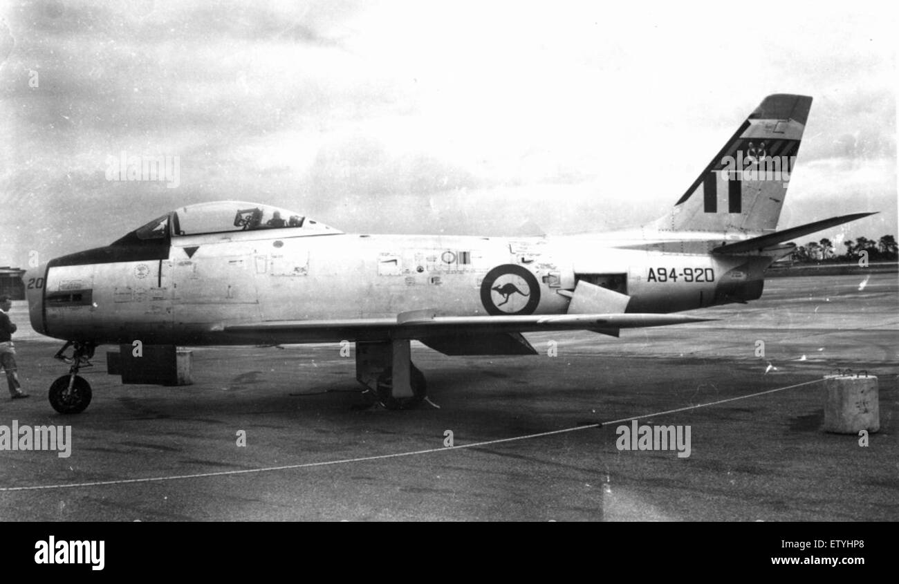 Cette photographie de BE Hourigan capture le F-86E Sabre Mk30, un chasseur à réaction important de l'époque de la Guerre froide, à Melbourne, en Australie. Le F-86E est connu pour son rôle dans le combat aérien et sa conception distinctive en ailes en flèche. Banque D'Images Cette photographie de BE Hourigan capture le F-86E Sabre Mk30, un chasseur à réaction important de l'époque de la Guerre froide, à Melbourne, en Australie. Le F-86E est connu pour son rôle dans le combat aérien et sa conception distinctive en ailes en flèche. Banque D'Images