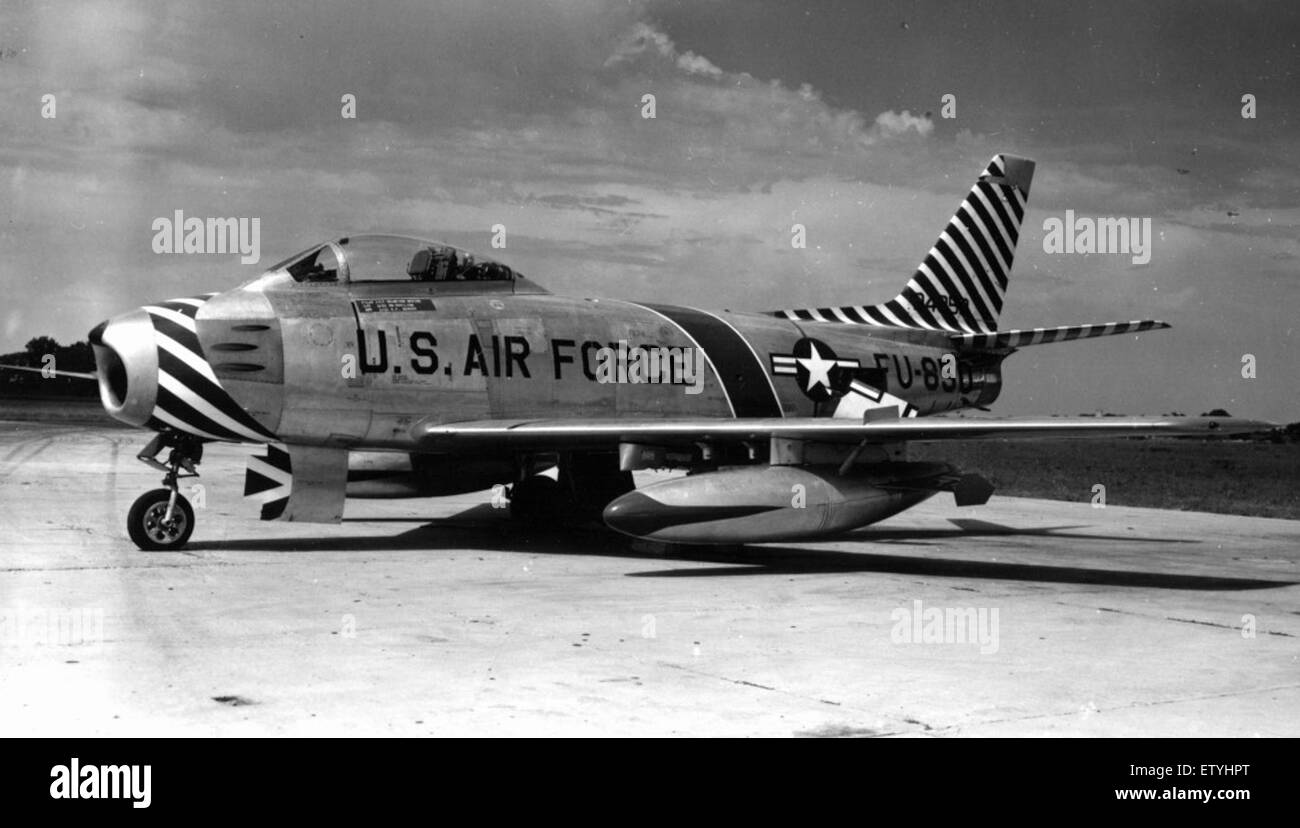 Le F-86F Sabre, un célèbre chasseur à réaction de l'époque de la Guerre froide, est représenté dans cette œuvre. Connu pour sa vitesse et son agilité, le F-86F a joué un rôle central dans la guerre de Corée, contribuant aux stratégies de combat aérien des États-Unis et de leurs alliés pendant le conflit. Banque D'Images