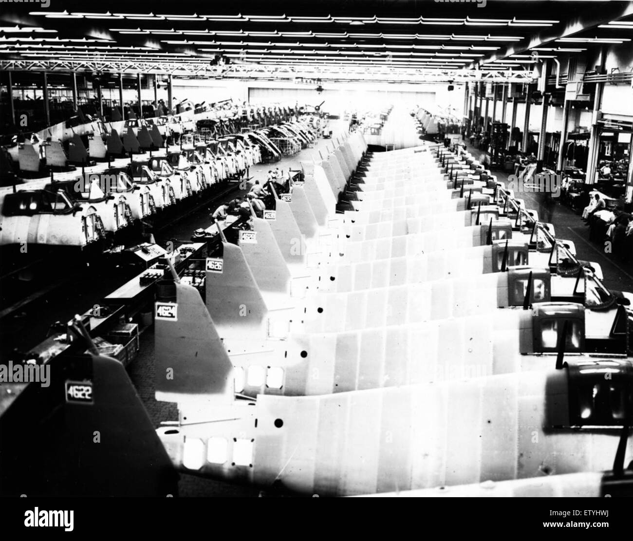 Cette photographie historique montre le chasseur Grumman F6F-5 Hellcat sur la ligne de production de l'usine de Bethpage en 1944. Le F6F-5 était un avion important utilisé par la marine américaine pendant la seconde Guerre mondiale Banque D'Images