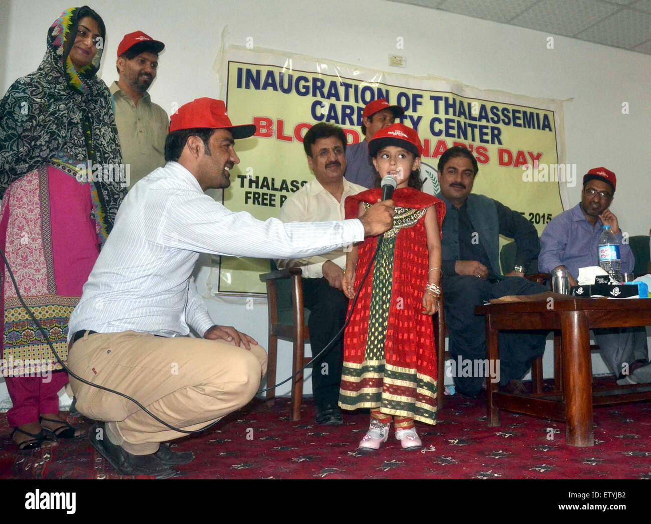 Un patient de thalassémie girl rhymes un poème au cours d'une cérémonie inaugurale de la thalassémie Centre, à Quetta le Mardi, 16 juin, 2015. Pakistan/Alamy Live News Banque D'Images