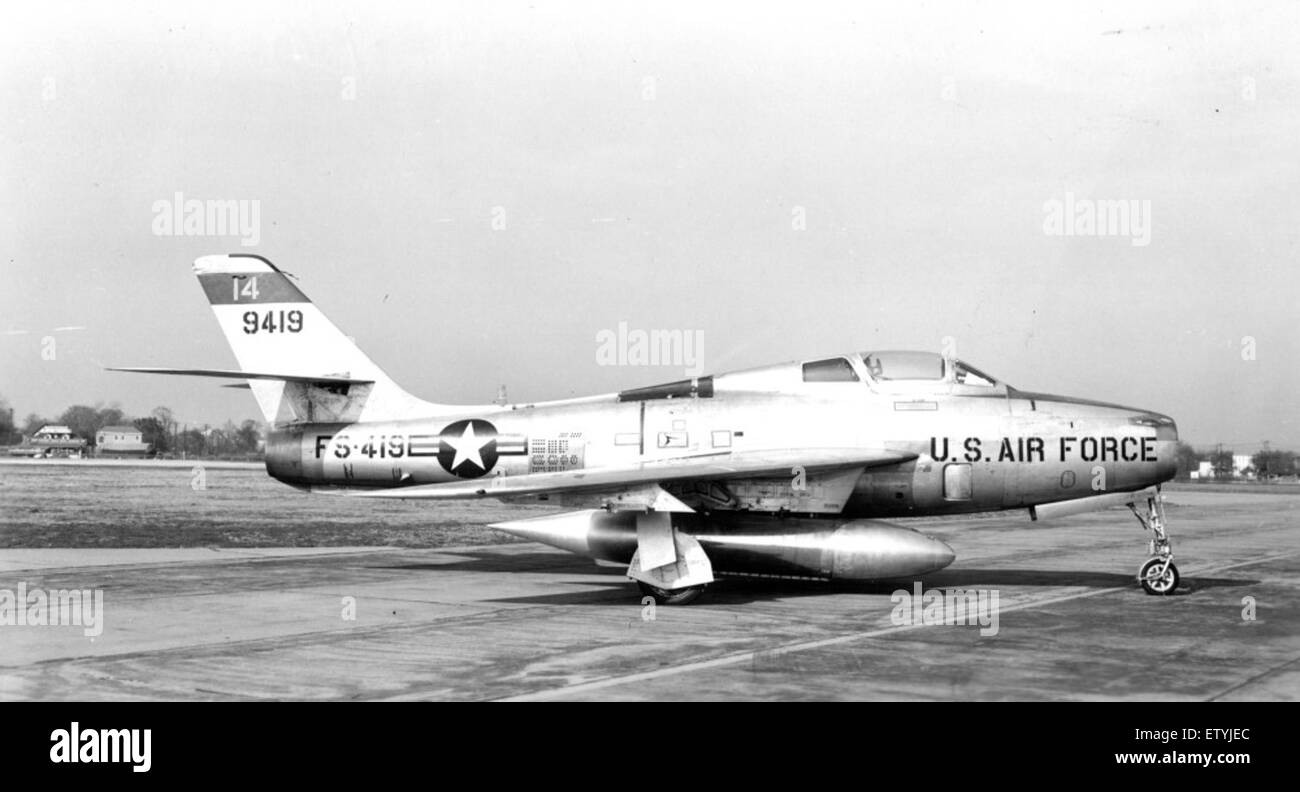 Cette image présente le Republic F-84F-30-GK Thunderstreak, un chasseur à réaction américain de l'époque de la Guerre froide, soulignant son importance militaire et son design aérodynamique. Banque D'Images