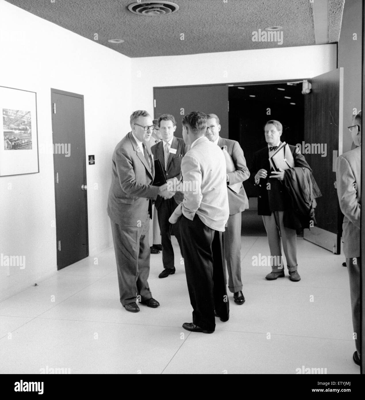 En septembre 1960, une visite VIP de l'usine a été organisée pour les journalistes britanniques, mettant en valeur les progrès de la technologie et des processus de fabrication de l'époque. Cet événement a marqué un moment important dans les tournées industrielles. Banque D'Images
