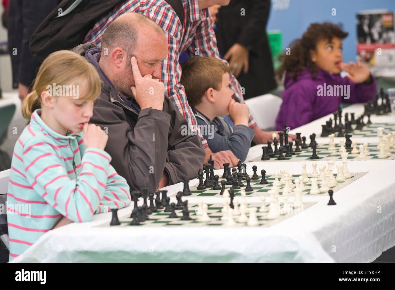 Les enfants et les adultes jouant aux échecs à Hay Festival 2015 Banque D'Images