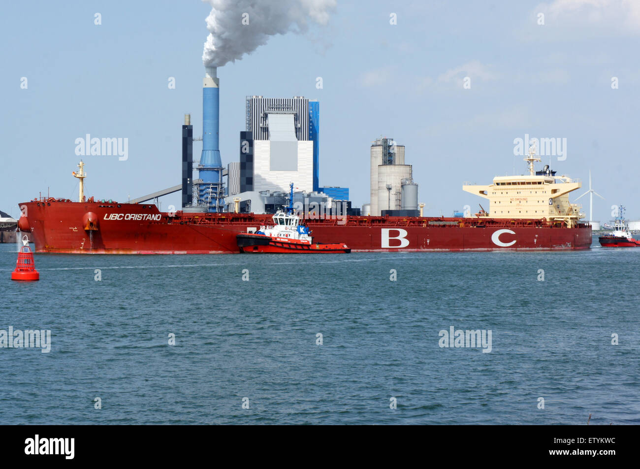 Une image de l'UBC Oristano, un navire-citerne au port de Rotterdam, montrant le transport maritime dans un grand port européen avec divers navires, y compris des pétroliers, des barges et des remorqueurs. Banque D'Images