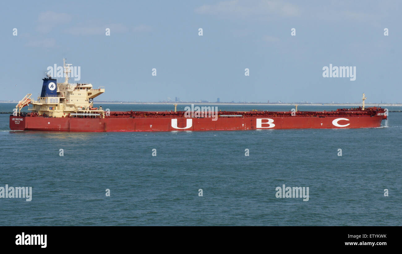 L'image montre l'UBC Oristano, un vraquier portant le numéro OMI 9463657, amarré au port de Rotterdam. Ce navire est impliqué dans le commerce mondial, transportant des marchandises entre les ports à travers l'Europe et au-delà. Banque D'Images