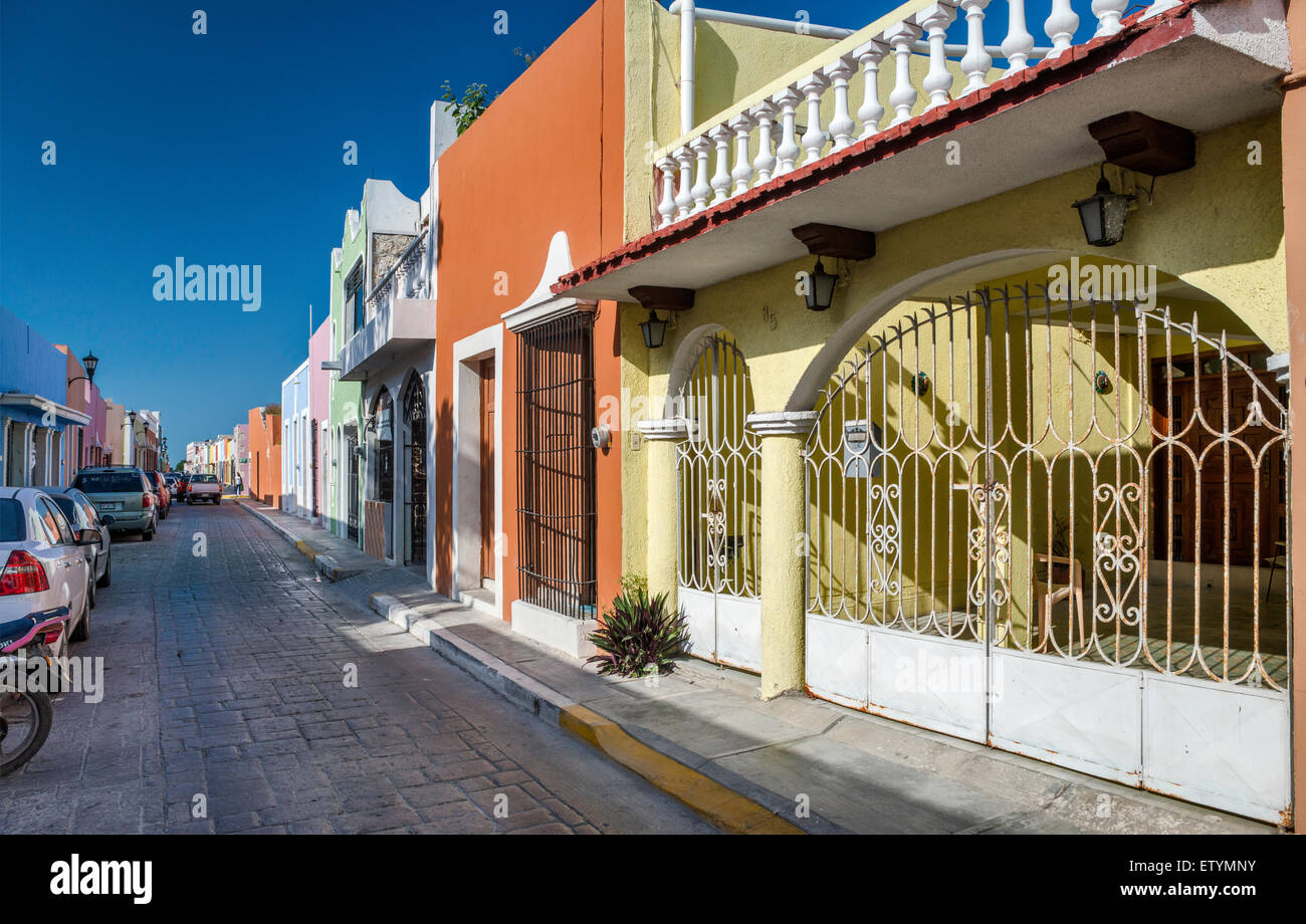 Maisons coloniales espagnoles sur la Calle 61 à Campeche, Yucatan, Mexique Banque D'Images
