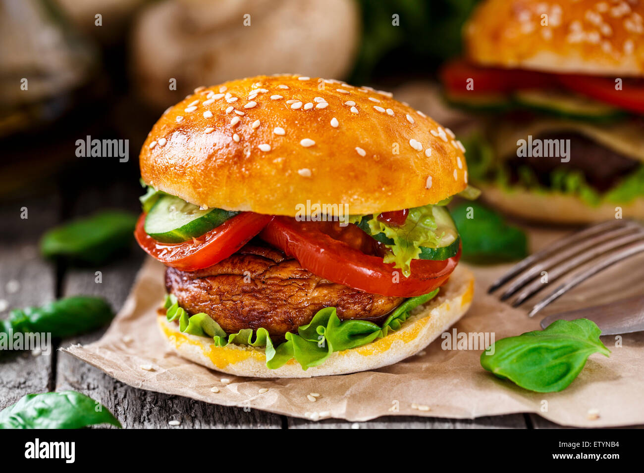 Burger végétarien avec champignon grillé, tomate et concombre. Banque D'Images