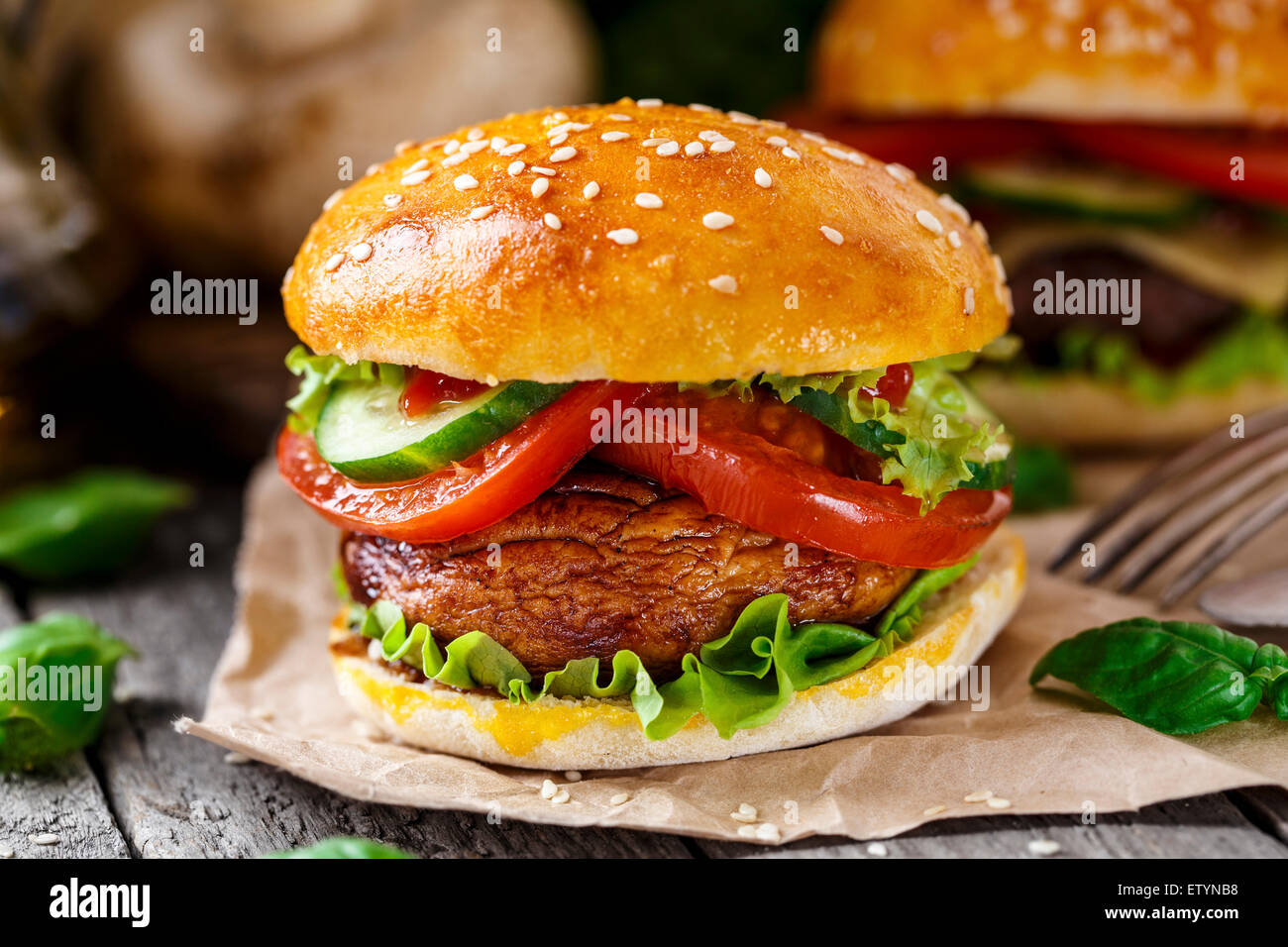 Burger végétarien avec champignon grillé, tomate et concombre. Banque D'Images