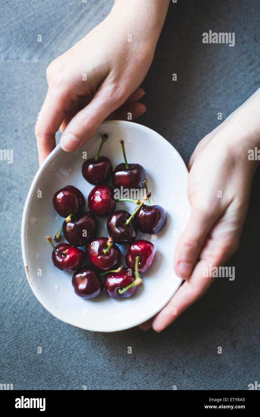 Cerises rouges mûres dans un bol. Banque D'Images