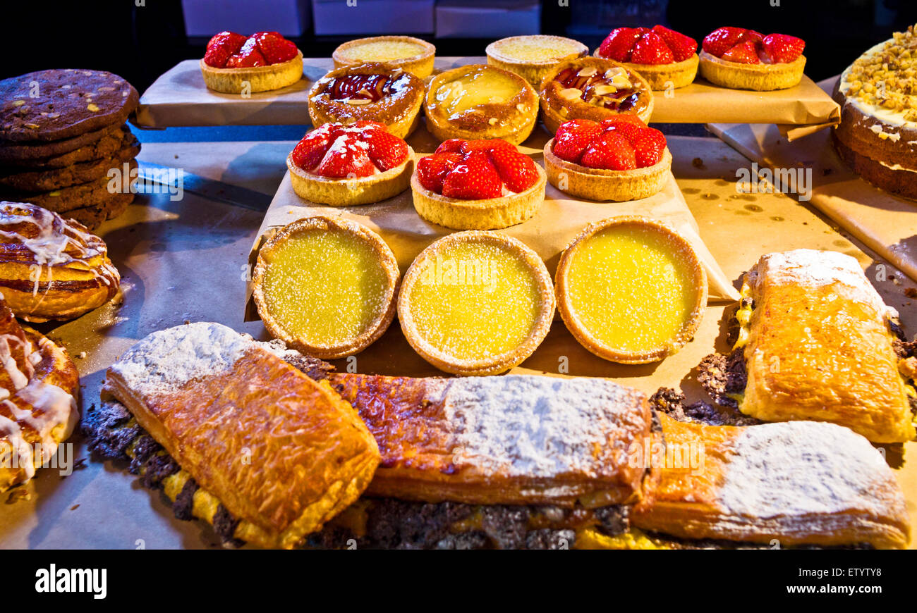Un bouche-arrosage affichage des tartelettes, des pâtisseries et des gâteaux sur un stand à un marché artisanal dans l'église de Tron, Édimbourg, Royaume-Uni Banque D'Images