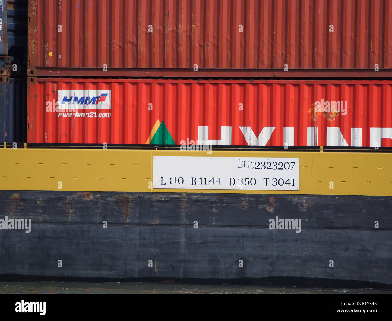 Le MSC Maas est un pétrolier capturé à Het Scheur dans le port de Rotterdam. L'image montre le navire à quai, prêt pour les opérations de fret dans l'un des ports les plus fréquentés d'Europe. Le numéro d'identification du navire est ENI 02323207. Banque D'Images
