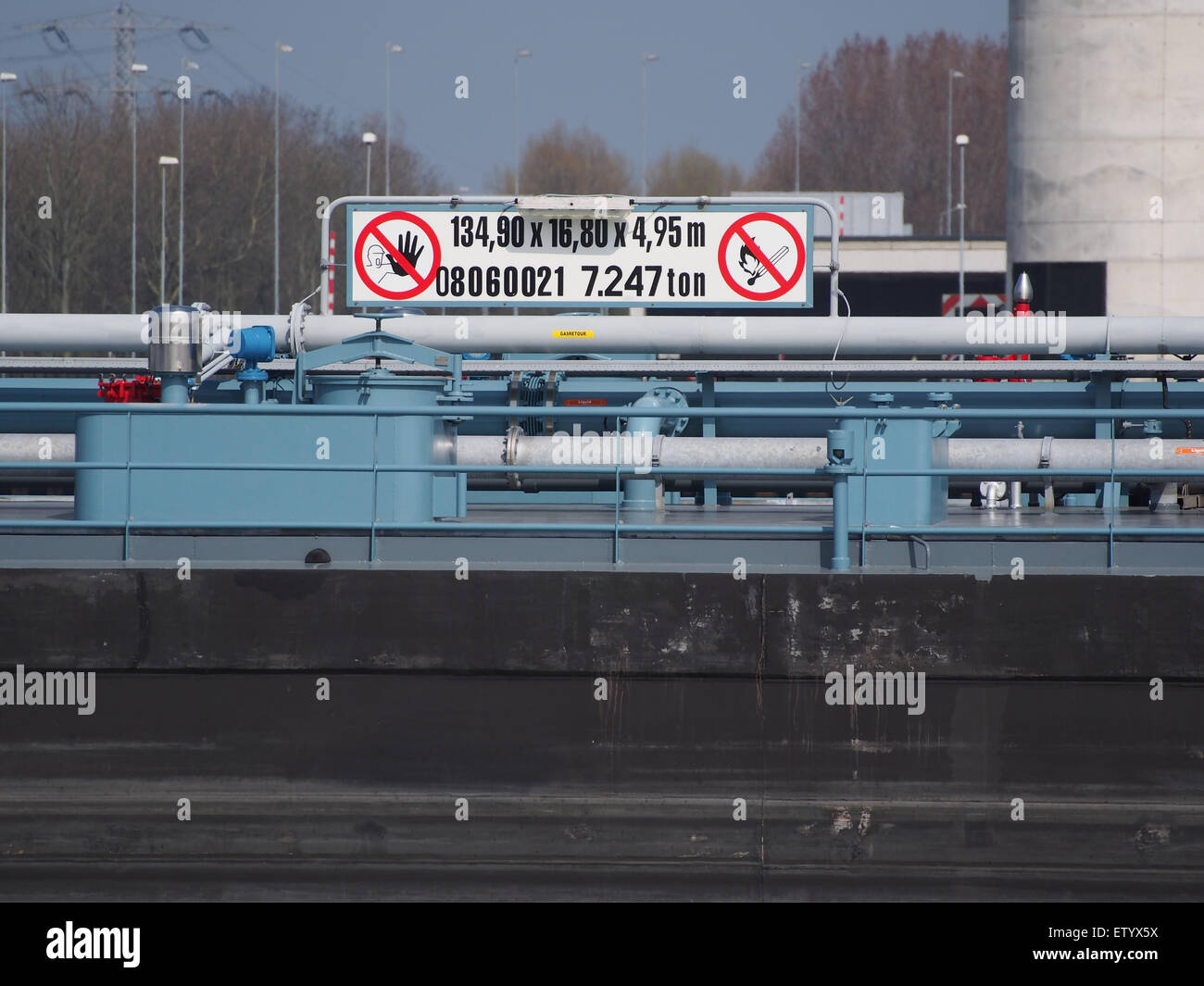 Une photographie du Navira, un navire-citerne, amarré dans le Noordzeekanaal au port d'Amsterdam. L'image capture la taille et la structure du navire, fournissant un aperçu des opérations de transport maritime. Banque D'Images
