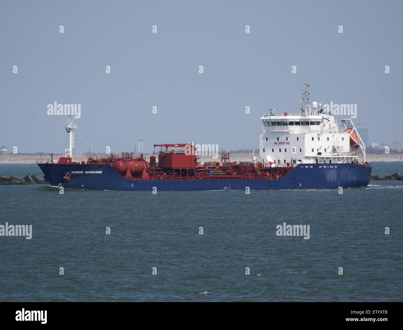 *Nordic Marianne* (IMO 9294680) est un pétrolier vu amarré dans le port de Rotterdam. Ce navire fait partie de l'industrie maritime internationale, impliquée dans le transport de pétrole et d'autres marchandises. Banque D'Images