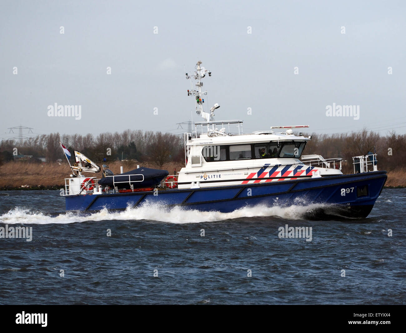 Une photographie du bateau de patrouille de police P97 sur le Noordzeekanaal, montrant l'application de la loi maritime. Banque D'Images